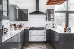 Köök või kööginurk majutusasutuses PRIVATE LUXURY BARN IN ITS OWN 0.75ACRES