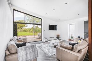 Televiisor ja/või meelelahutuskeskus majutusasutuses PRIVATE LUXURY BARN IN ITS OWN 0.75ACRES