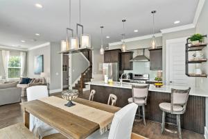 eine Küche und ein Wohnzimmer mit einem Holztisch und Stühlen in der Unterkunft Oceans 11 Oasis at Gulf Place in Santa Rosa Beach