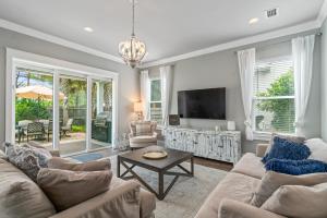 ein Wohnzimmer mit Sofa und Fernseher in der Unterkunft Oceans 11 Oasis at Gulf Place in Santa Rosa Beach