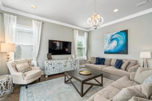 ein Wohnzimmer mit Sofa und Fernseher in der Unterkunft Oceans 11 Oasis at Gulf Place in Santa Rosa Beach + 40 Fotos