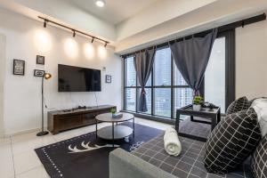 クアラルンプールにあるPanoramic KLCC Lake view, M CITY Jalan Ampangのソファと薄型テレビのあるリビングルーム