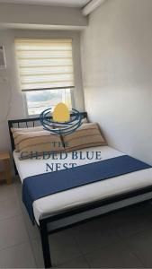 un dormitorio con una cama con colchón pintado de azul en Gilded Blue Nest, en Cebú