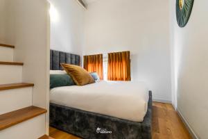 Un pat sau paturi într-o cameră la FILIGRANA House & Courtyard - by Sleep in MURANO