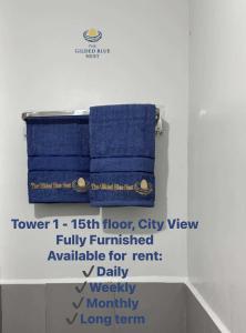 un par de toallas en un estante en un baño en Gilded Blue Nest, en Cebú