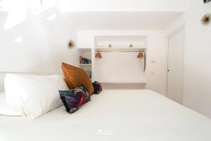 Un pat sau paturi într-o cameră la FILIGRANA House & Courtyard - by Sleep in MURANO