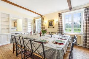 ein Esszimmer mit einem Tisch und einigen Stühlen in der Unterkunft Little Barwick in Stanhoe