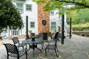 ダロネガにあるDahlonega Inn on Mainの建物の前にパティオ(テーブル、椅子付)