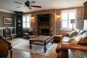 ダロネガにあるDahlonega Inn on Mainのソファとレンガの壁のあるリビングルーム