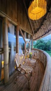Balkón nebo terasa v ubytování Manta Savana Luxury Bamboo Villa