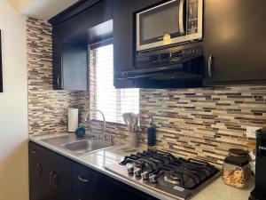 Η κουζίνα ή μικρή κουζίνα στο Cozy Apartment at DT Wifi and AC