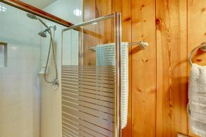 Koupelna v ubytování Lakefront Home with Game Room, Kayaks, and Fire Pit + 31 fotografií