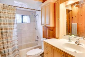 Vannituba majutusasutuses Lakefront Home with Game Room, Kayaks, and Fire Pit +32 fotot