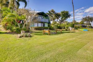 Aed väljaspool majutusasutust Lakefront Home with Game Room, Kayaks, and Fire Pit