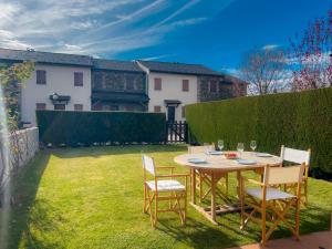 ein Holztisch und Stühle in einem Hof in der Unterkunft Casa Llum de Osseja in Osséja