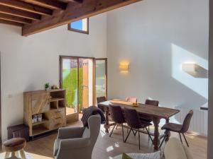 ein Esszimmer mit einem Holztisch und Stühlen in der Unterkunft Casa Llum de Osseja in Osséja