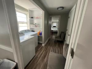 Kuchyň nebo kuchyňský kout v ubytování Modern 3BR Home near Raleigh and RTP, EV Charger and Arcade + 12 fotografií