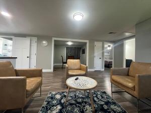 Posezení v ubytování Modern 3BR Home near Raleigh and RTP, EV Charger and Arcade