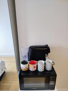 Příslušenství pro přípravu čaje a kávy v ubytování Fantastic location Ensuite luxury Shoreditch Hoxton spitalfields Liverpool st London Bridge city 2 Room only luxury Doubles for 5 guests