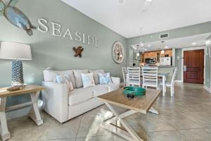 una sala de estar con un sofá y una mesa en Pilot House 412, en Destin