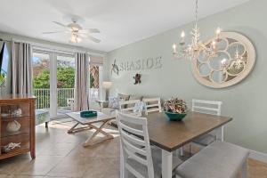 Un comedor y una sala de estar con mesa y sillas. en Pilot House 412, en Destin 32 fotos más