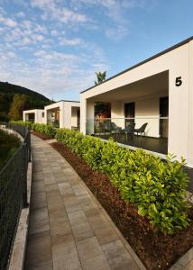 einen Gehweg vor einem Haus in der Unterkunft Mobile Homes Camping Plitvice in Smoljanac