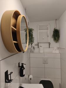 a bathroom with a mirror and a sink at Lunaria Living I Studio - Ambilight 55 Zoll TV - Retro-Konsole -Parkplatz - Zentral - HBF-nah & VW-Tor 17 in Wolfsburg