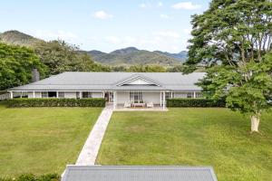 Nespecifikovaný výhled na hory nebo výhled na hory při pohledu z prázdninového domu