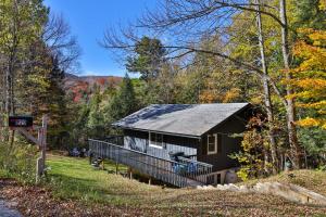 eine schwarze Hütte im Wald im Herbst in der Unterkunft Roaring Bear Cabin - Secluded Killington Retreat with Hot Tub and Fire Pit in Sherburne Center