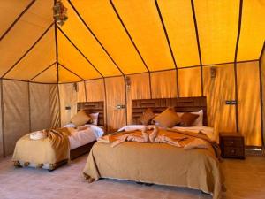 Postel nebo postele na pokoji v ubytování Tamlalt luxury camp merzoug