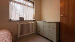 Giường trong phòng chung tại Charming Holyport Hideaway: 1BD Farmhouse