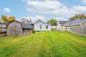 un cortile vuoto con un fienile e delle case di The Washington Cottage - 6ppl a Harrison