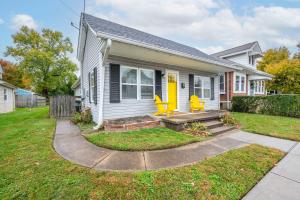 una casa con due sedie gialle sulla veranda anteriore di The Washington Cottage - 6ppl a Harrison