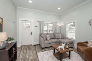 un soggiorno con un divano e un cane su un tavolino da caffè di The Washington Cottage - 6ppl a Harrison Altre 39 foto