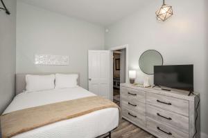 a bedroom with a bed and a flat screen tv at The Washington Cottage - 6ppl in Harrison