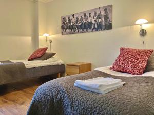 Giường trong phòng chung tại Grand Hotell Strömsund