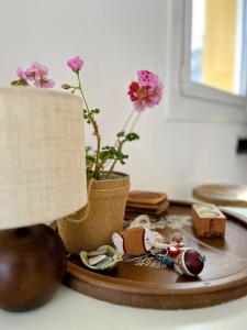 a wooden table with a lamp and a flower pot at Apartament Sant Feliu de Guixols in Sant Feliu de Guixols