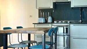 Η κουζίνα ή μικρή κουζίνα στο Grazioso bilocale di design