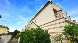 Το κτήριο όπου στεγάζεται  το διαμέρισμα