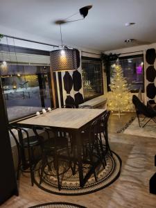 Villa Spark of Lapland في روفانييمي: غرفة طعام مع طاولة وشجرة عيد الميلاد