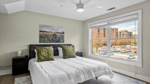 Ένα ή περισσότερα κρεβάτια σε δωμάτιο στο Central Raleigh 2BR - Walk to Shops & Dining