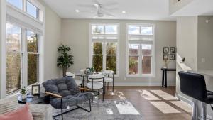 Μια τηλεόραση ή/και κέντρο ψυχαγωγίας στο Central Raleigh 2BR - Walk to Shops & Dining