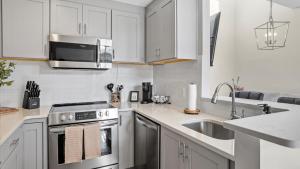 Η κουζίνα ή μικρή κουζίνα στο Central Raleigh 2BR - Walk to Shops & Dining