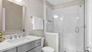 Ένα μπάνιο στο Central Raleigh 2BR - Walk to Shops & Dining +21 φωτογραφίες