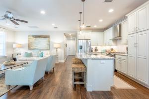 Η κουζίνα ή μικρή κουζίνα στο Plimsoll Retreat at Watersound West Beach