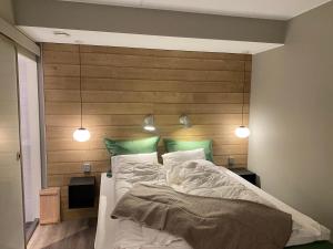 En eller flere senge i et værelse på Ruka Village, 4BR Suite A27, 133m2