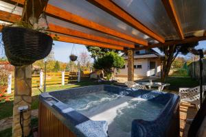 un jacuzzi dans une cour avec un patio dans l'établissement Non stop apartman 1, à Kaposvár