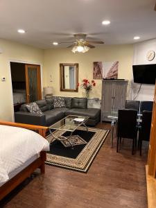 Μια τηλεόραση ή/και κέντρο ψυχαγωγίας στο Grey Rose Suites