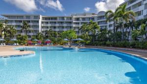 Bazén v ubytování Royal Islander Club Resort La Plage nebo v jeho okolí