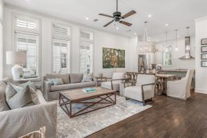 un soggiorno con un divano e un tavolo di Rolling Dunes a Inlet Beach